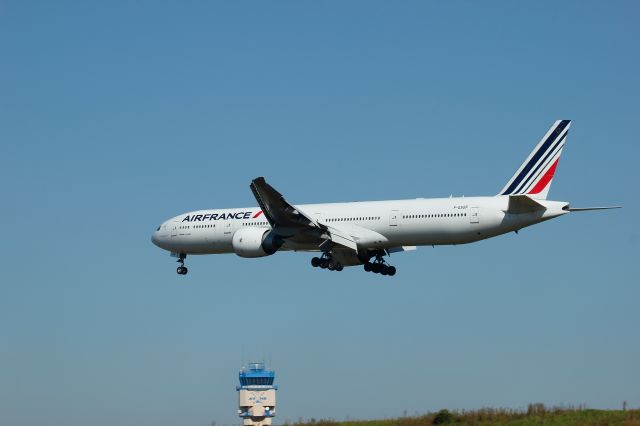 Boeing 777-200 (F-GSQF) - Nice shot of F-GSQF with ATC tower in the back.br /br /Landing at FAOR