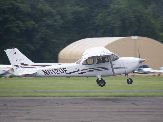 Cessna Skyhawk (N612DF) - Training fleet at Arrow Aviation (203) 744-5010 | Garmin 1000 equipped.