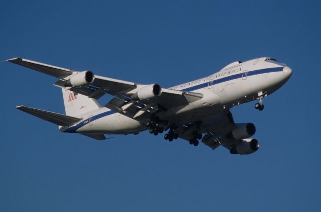 Boeing 747-200 (73-1677) - Final Approach to Tokyo-Haneda Intl Airport Rwy16L on 1998/01/20