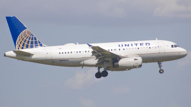 Airbus A319 (N850UA)