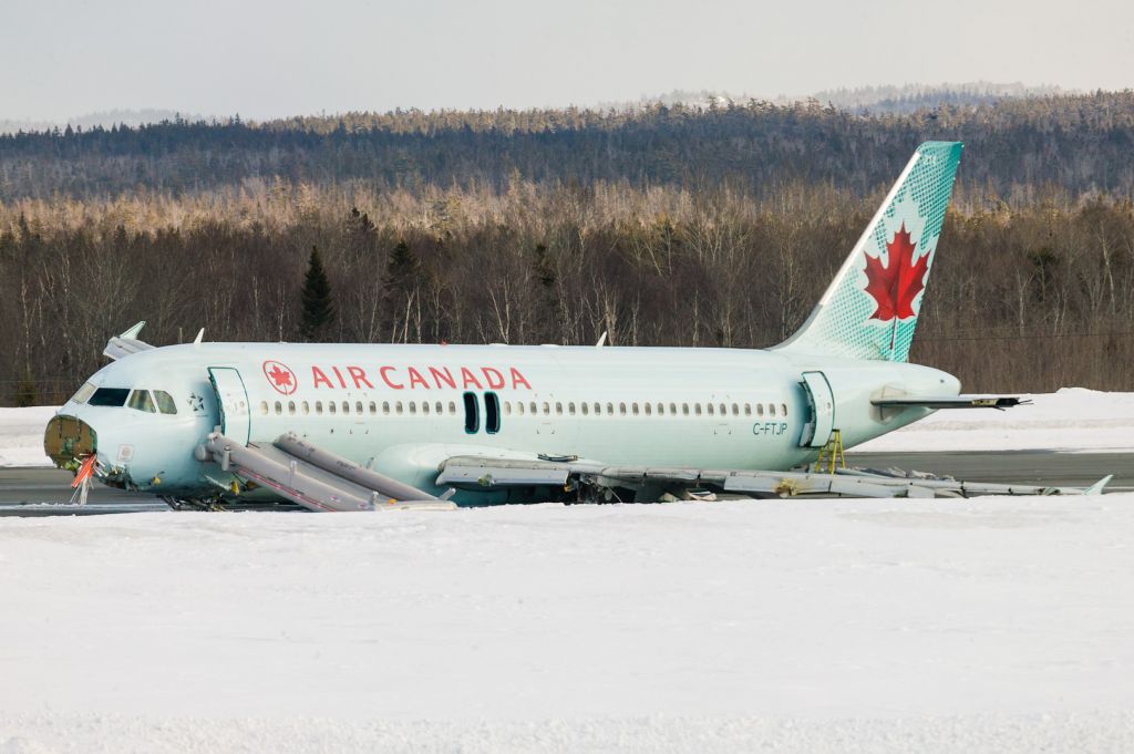 Airbus A320 (C-FTJP) - AC624 after its hard landing in Halifax (CYHZ)
