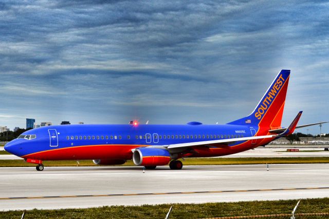 Boeing 737-800 (N8605E)