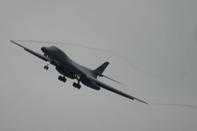 AF86124 — - A B1B RETURNING TO FAIRFORD