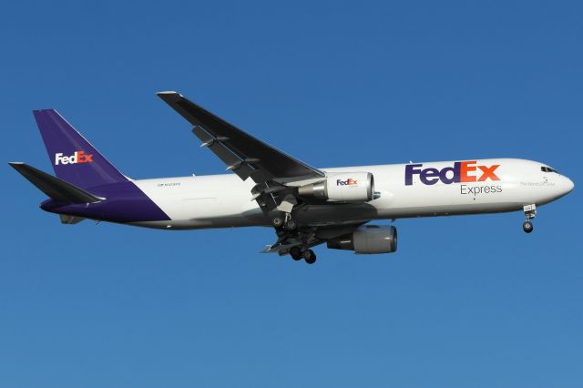 BOEING 767-300 (N129FE)