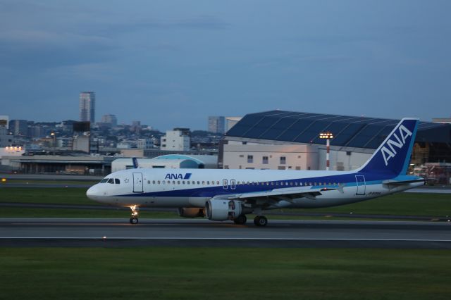 Airbus A320 (JA8394)