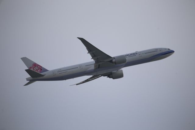 BOEING 777-300ER (B-18051)