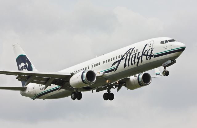 Boeing 737-800 (N593AS) - Moments away from completing her 2,403 mile flight from Seattle-Tacoma Intl as ASA4