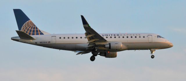 Embraer 170/175 (N82314)