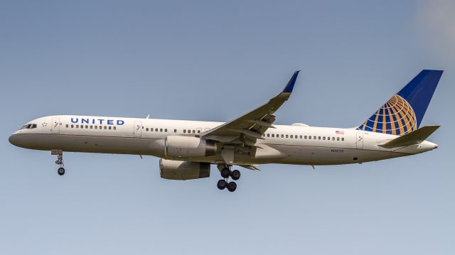 Boeing 757-200 (N18119) - United 164 arrives into KIAD from Madrid
