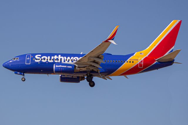 Boeing 737-700 (N298WN) - Southwest Airlines Landing at 29R at KFAT 