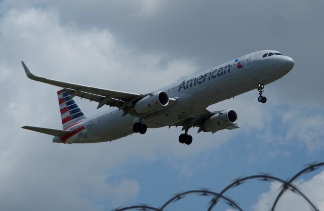 Airbus A321 (N162AA)