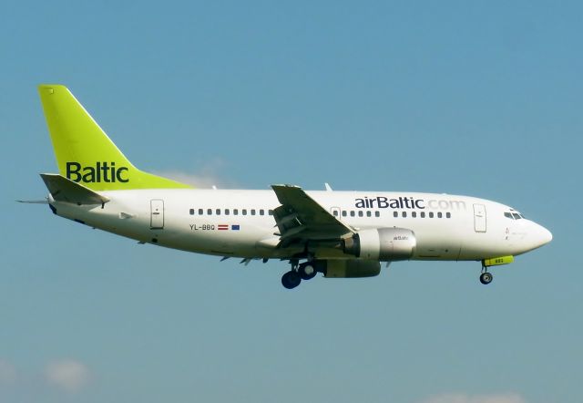 Boeing 737-500 (YL-BBQ)