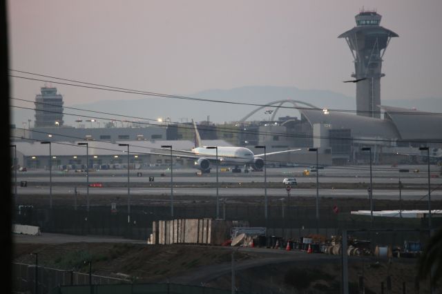 BOEING 777-200LR (A7-BFZ)