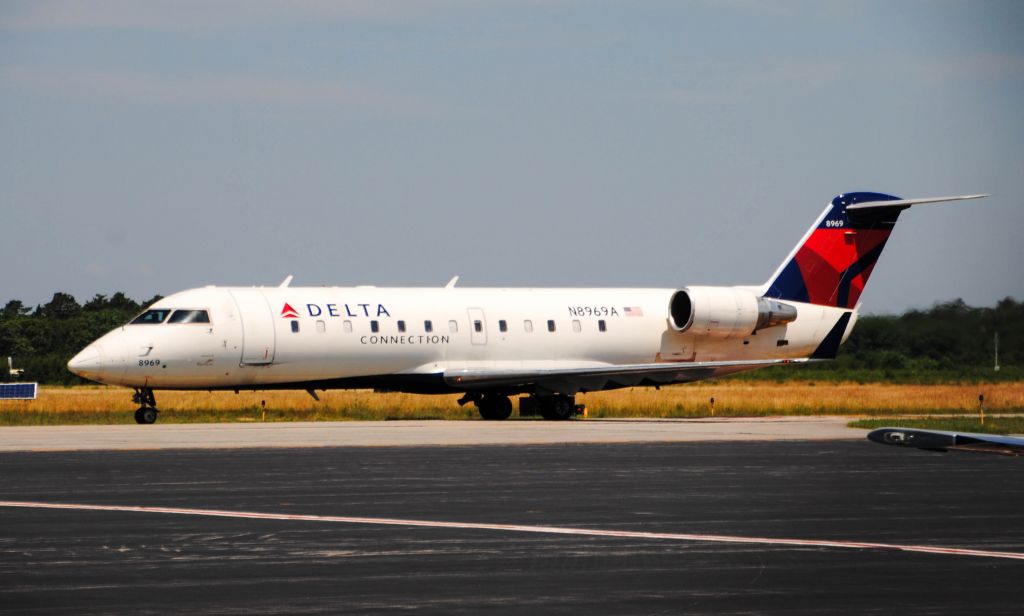 Canadair Regional Jet CRJ-200 (N8969A)