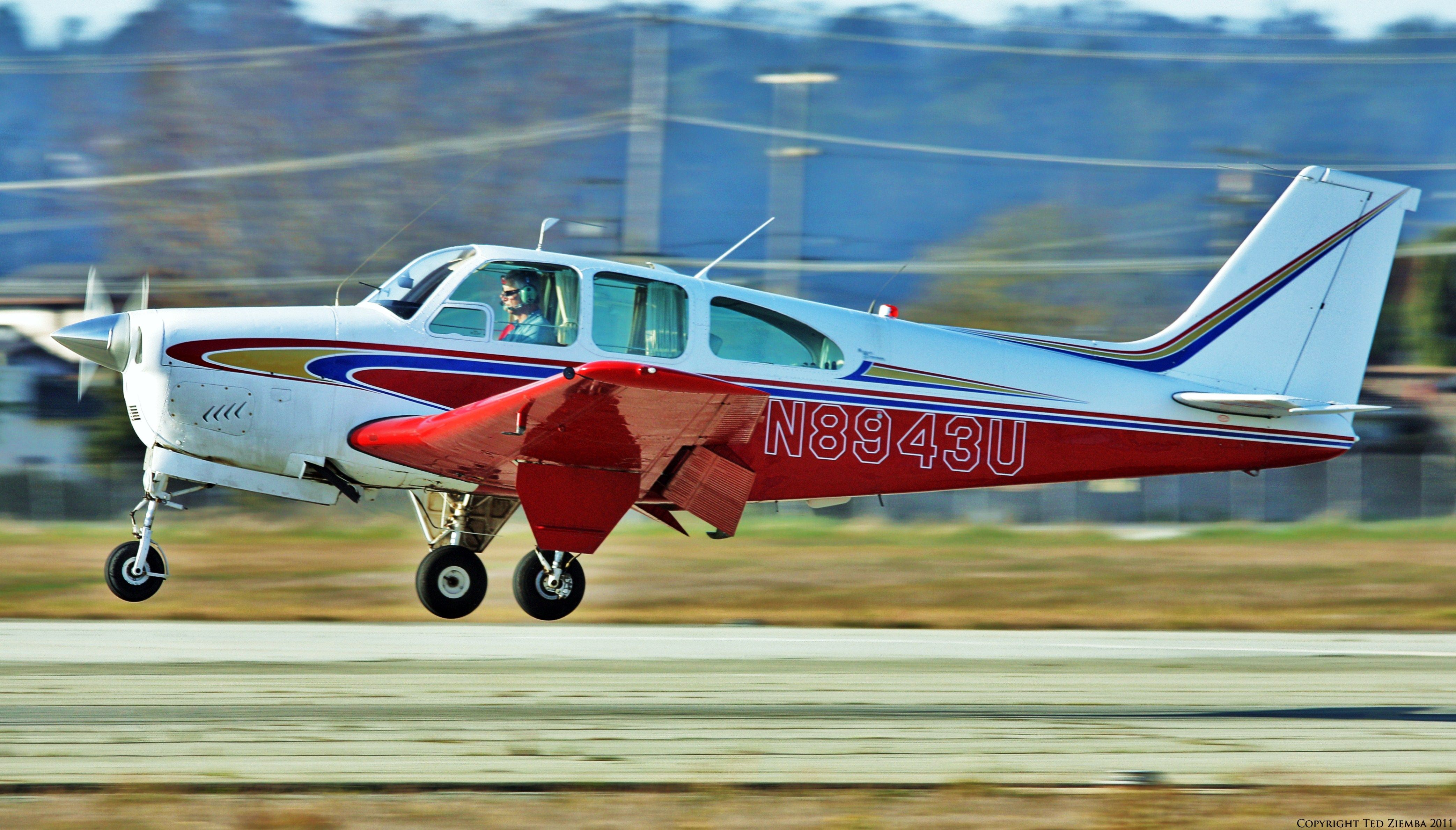 Beechcraft Bonanza (33) (N8943U)