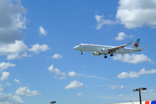 Embraer ERJ-190 (C-FMZB)