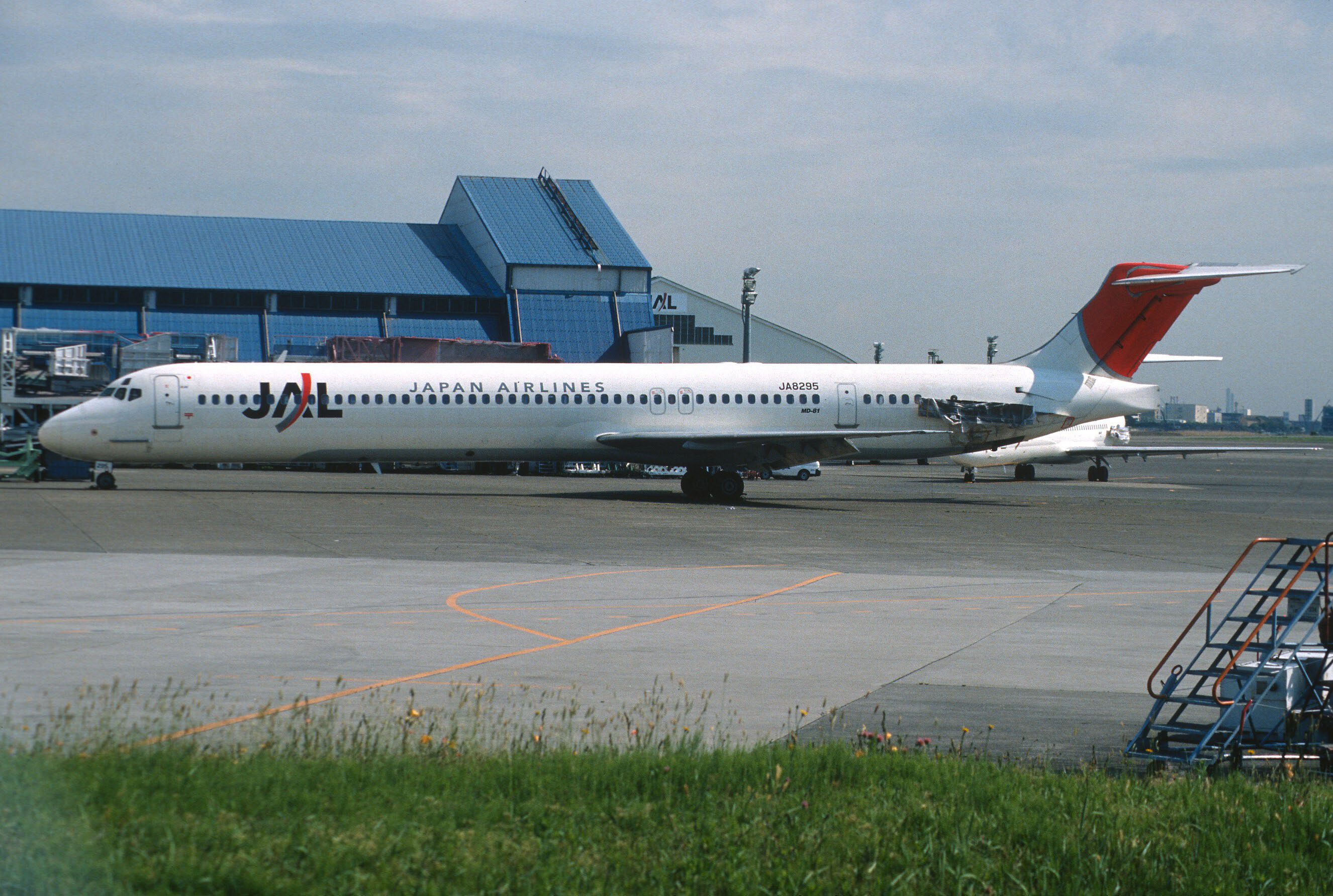 McDonnell Douglas MD-81 (JA8295) - Parked at Tokyo-Haneda Intl Airport on 2004/04/23