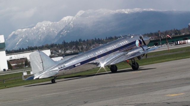 Douglas DC-3 (N18121)