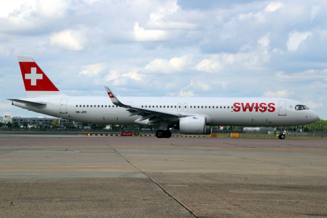 Airbus A321neo (HB-JPE) - Taxiing to Stand 216R on 30-May-25 operating flight SWR326 from LSZH.