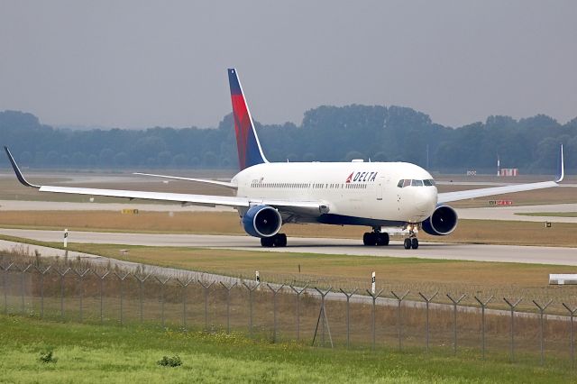 BOEING 767-300 (N196DN)