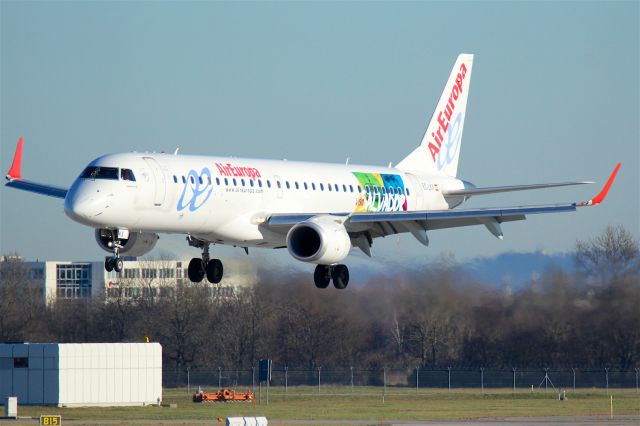 Embraer ERJ-190 (EC-LKX)