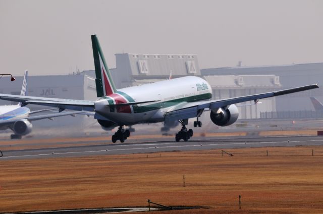Boeing 777-200 —