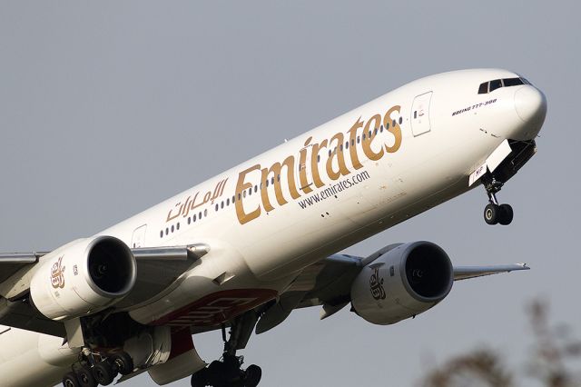 BOEING 777-300 (A6-EMP)