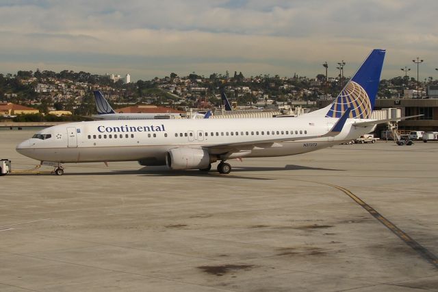 Boeing 737-800 (N37273)