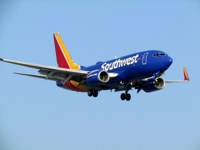 Boeing 737-700 (N435WN) - Landing RWY 20R