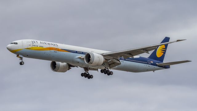 BOEING 777-300 (VT-JEK) - My first encounter with a Jet Airways 777 at Toronto. Arriving from Amsterdam, on short finals for runway 23, now replacing the A333s