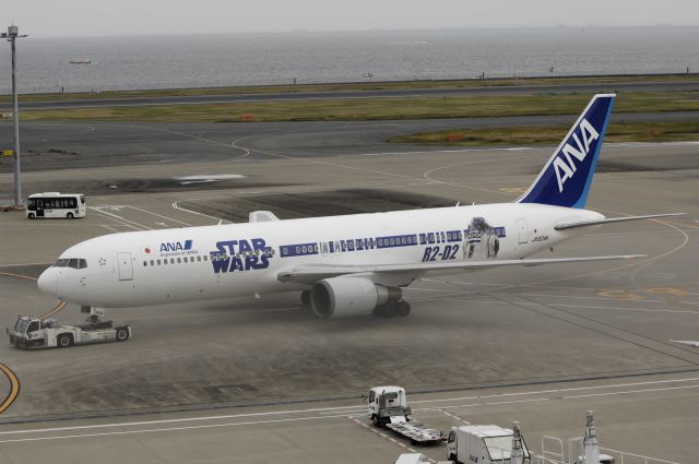 BOEING 767-300 (JA604A) - Traction at Tokyo-Haneda Intl Airport on2015/11/22 " Star Wars R2-D2 c/s "