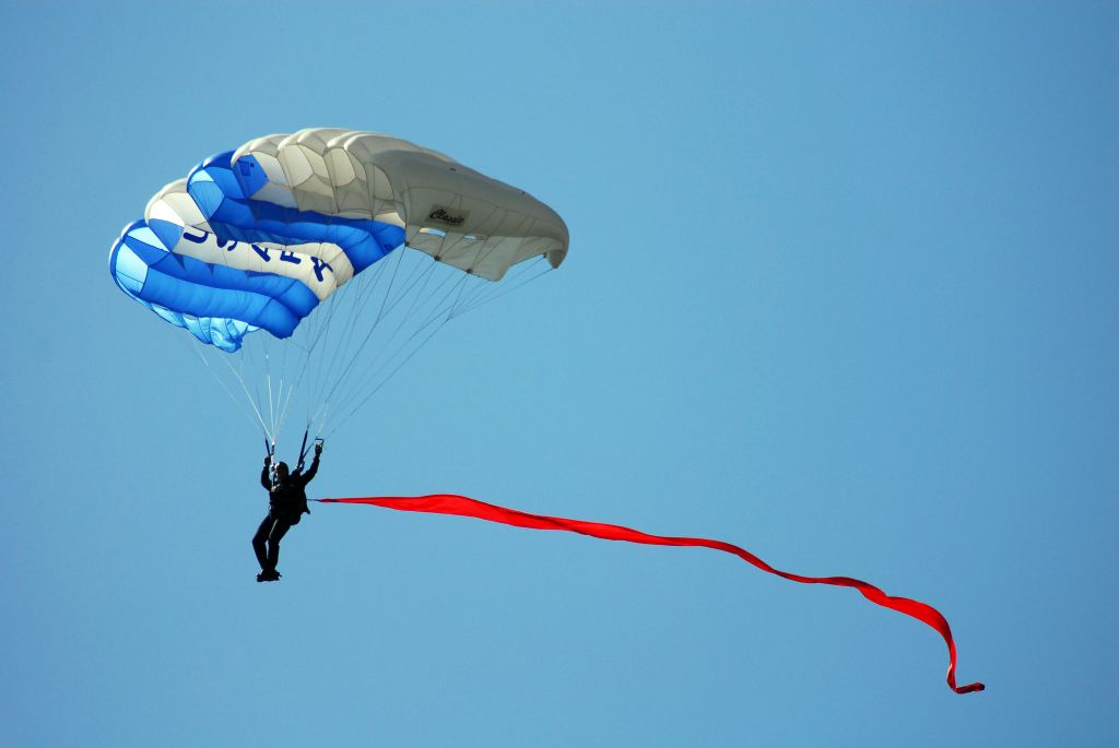 — — - USAFA Parachute Team jumping for Family Weekend 2009