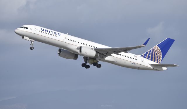 Boeing 757-200 (N14121) - Departing LAX