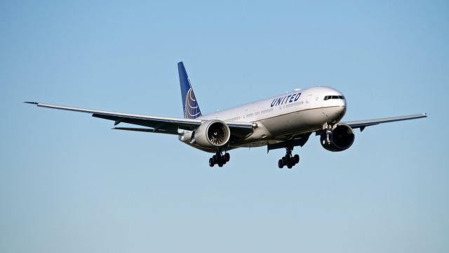 BOEING 777-300 (N2333U) - BOE753 on final to Rwy 16R to complete a B1 flight on 1.12.17. (ln 1466 / cn 62643).