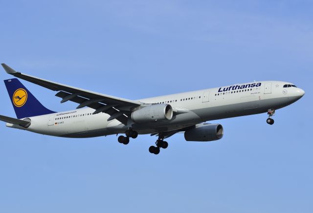 Airbus A330-300 —