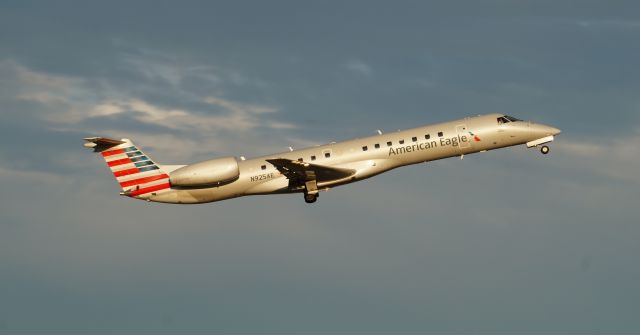 Embraer ERJ-145 (N925AE)