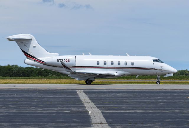 Canadair Challenger 350 (N744QS)
