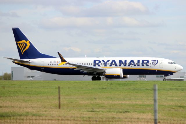 Boeing 737 MAX 8 (EI-IJE) - Departing rwy 22 on 11-Apr-24 operating flight RYR9014 to LEBL.