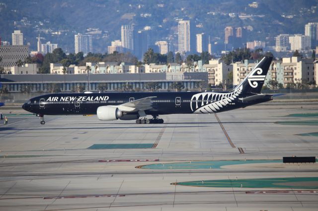 BOEING 777-300ER (ZK-OKQ)