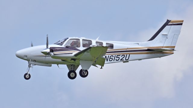 Beechcraft Baron (58) (N6152U) - Beechcraft Baron 58 (N6152U) from KCRW arrives at KRDU Rwy 23R on 6/2/2018 at 11:39 am