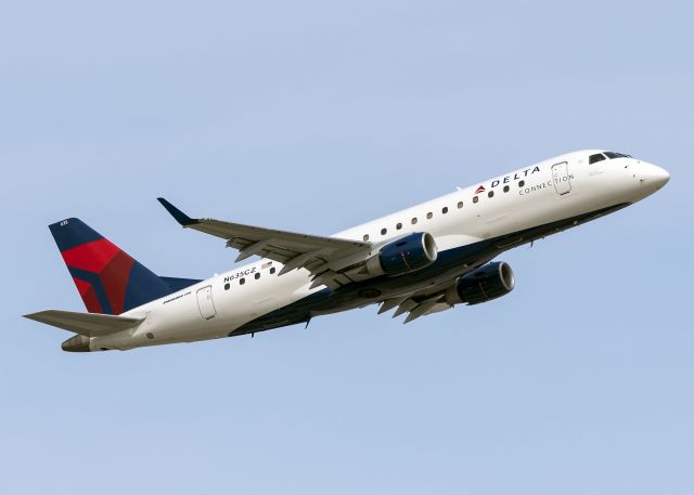 Embraer 175 (N635CZ)