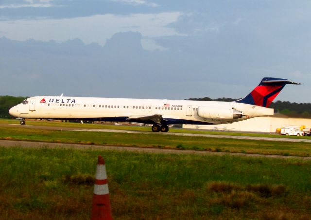 McDonnell Douglas MD-88 (N900DE)