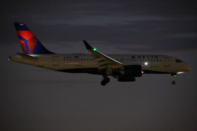 Airbus A220-100 (N120DU)