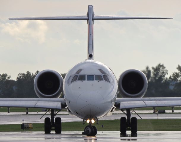 McDonnell Douglas MD-90 (N905DA)