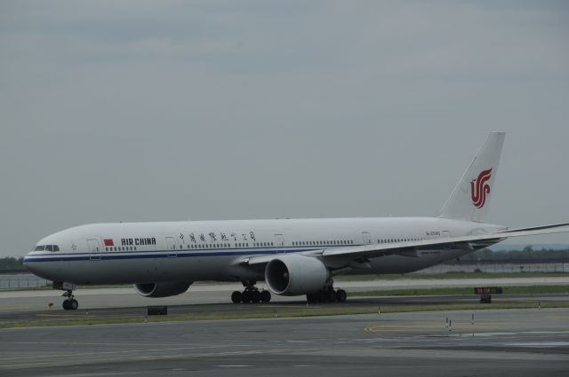 Boeing 777-200 (B-2040)