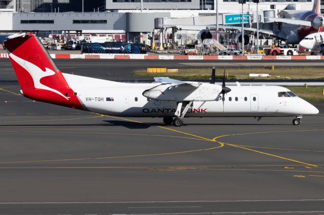 de Havilland Dash 8-300 (VH-TQH)