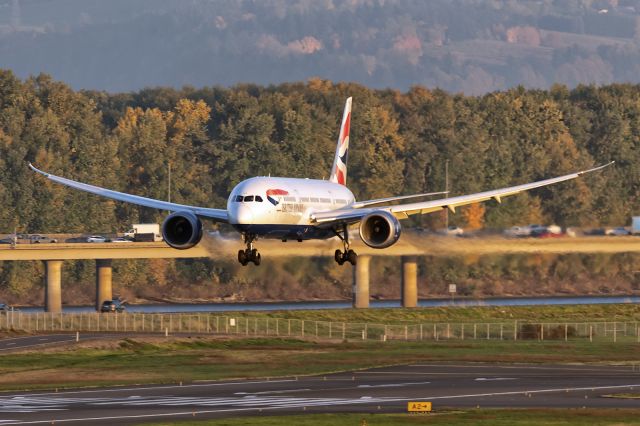 Boeing 787-8 (G-ZBJI) - 8th November, 2023: Flight BA267 from London Heathrow about to touch down on rwy 28R at Portland International Airport as she glides past Interstate I-205 bridge across the Columbia River joining Oregon and Washington.