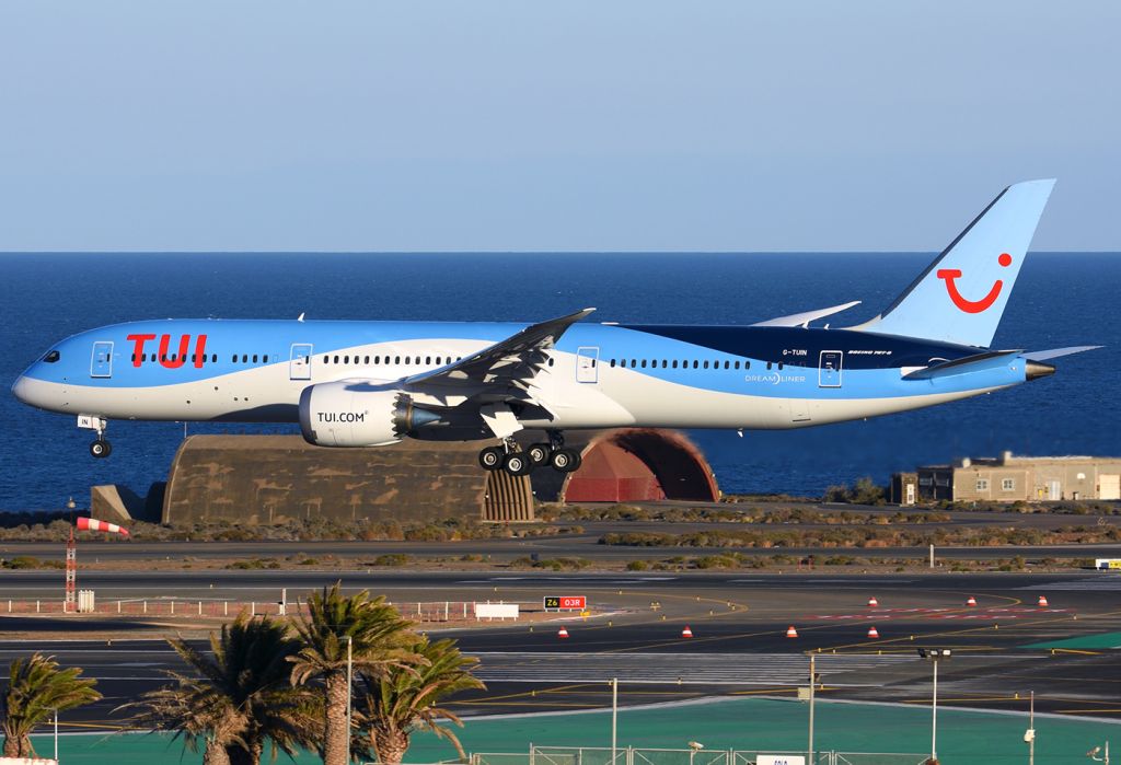 Boeing 787-9 Dreamliner (G-TUIN)