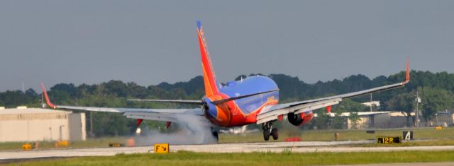 BOEING 737-300 (N210WN)