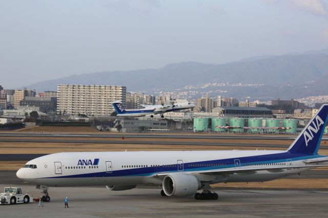 BOEING 777-300 (JA735A)